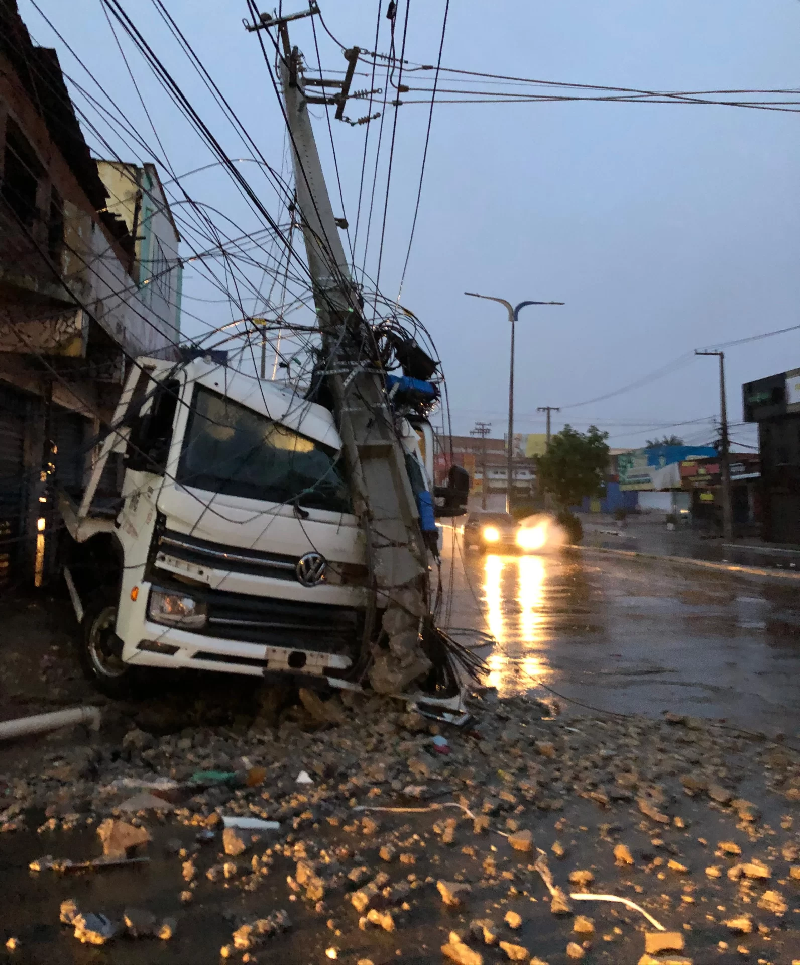 Ventania deixa rastro de destruição, cancela shows e causa medo a moradores de São Luís