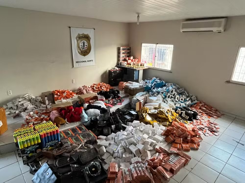 Polícia apreende mercadorias em operação em loja do Shopping da Ilha em São Luís