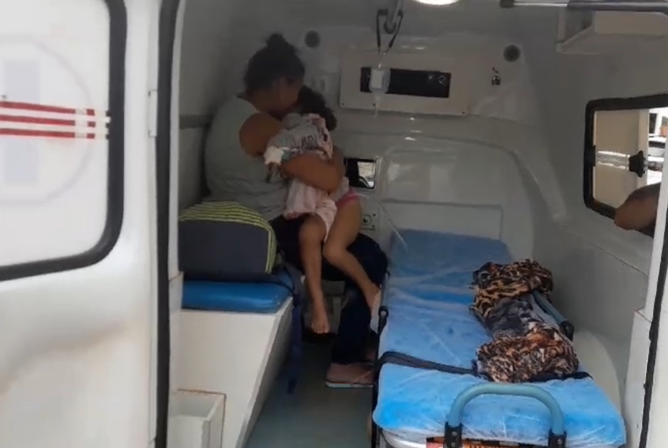 Mãe chora ao ver a filha agonizando com dores ao ter atendimento negado em hospital de Grajaú