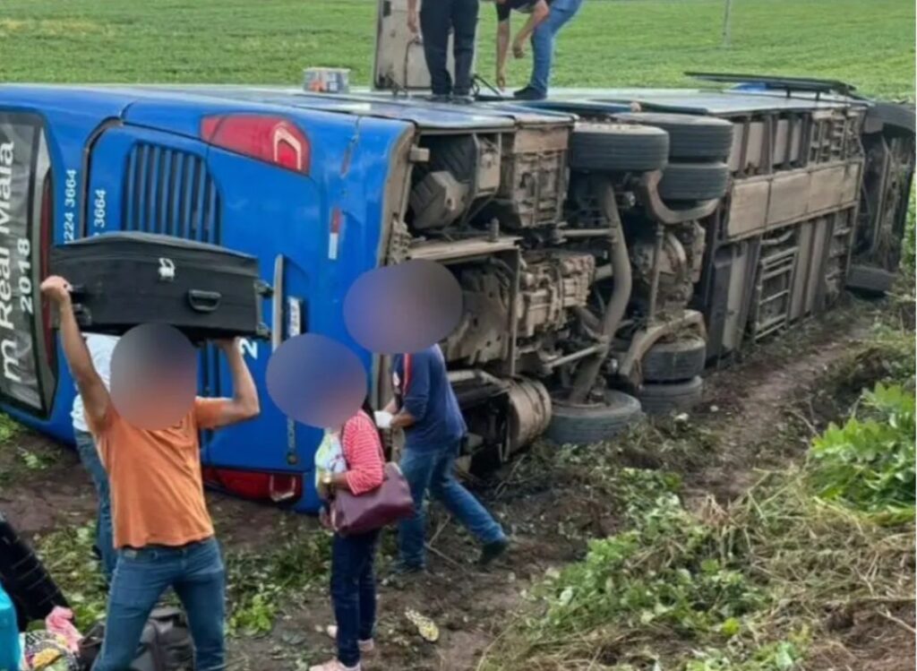 Ônibus tenta desviar de buraco na BR-226 e tomba no município de Grajaú no Maranhão