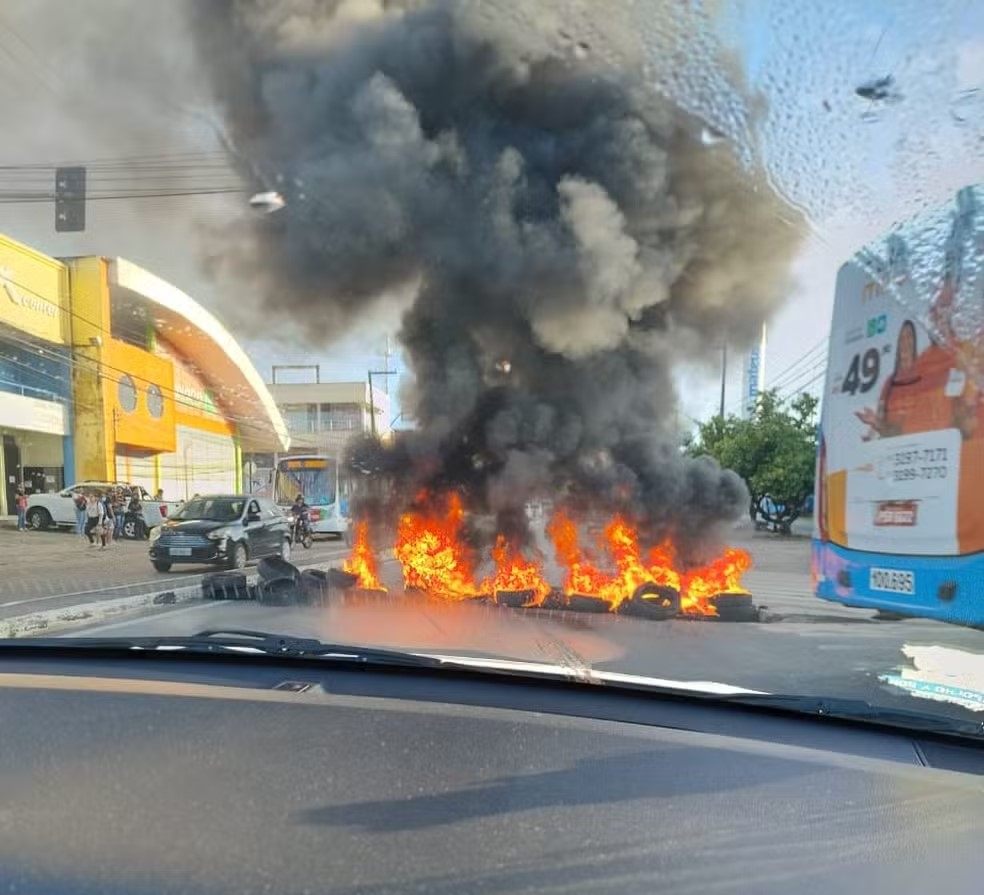 Moradores interditam Avenida São Luís Rei de França em protesto na capital