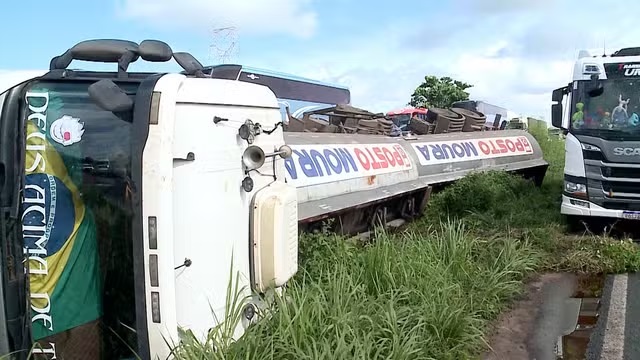 Trecho da BR-135 é liberado após tombamento de caminhão-tanque em São Luís