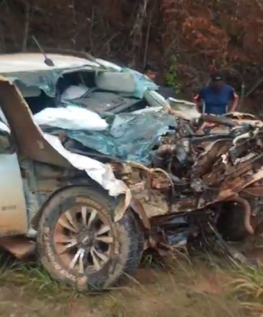 Grave acidente entre caminhonete e carreta deixa pelo menos uma pessoa morta na BR-226 em Grajaú