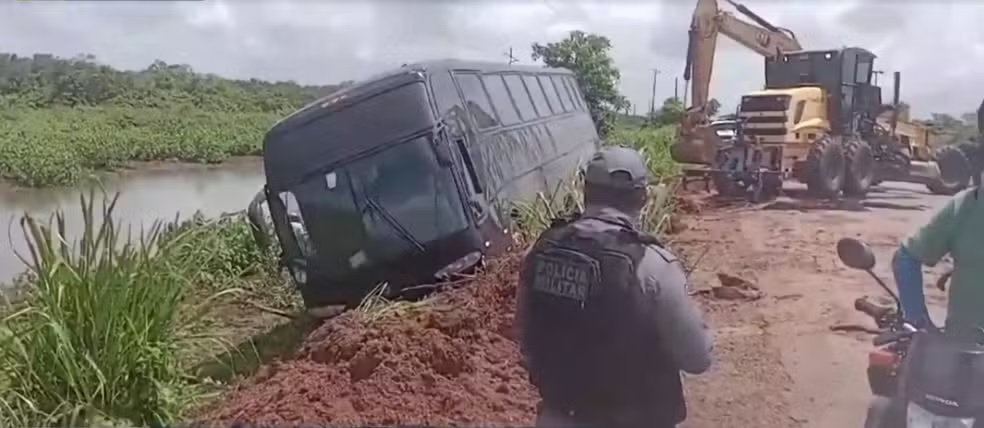 Ônibus que carregava grupo de evangélicos tomba às margens da MA-014 em Vitória do Mearim