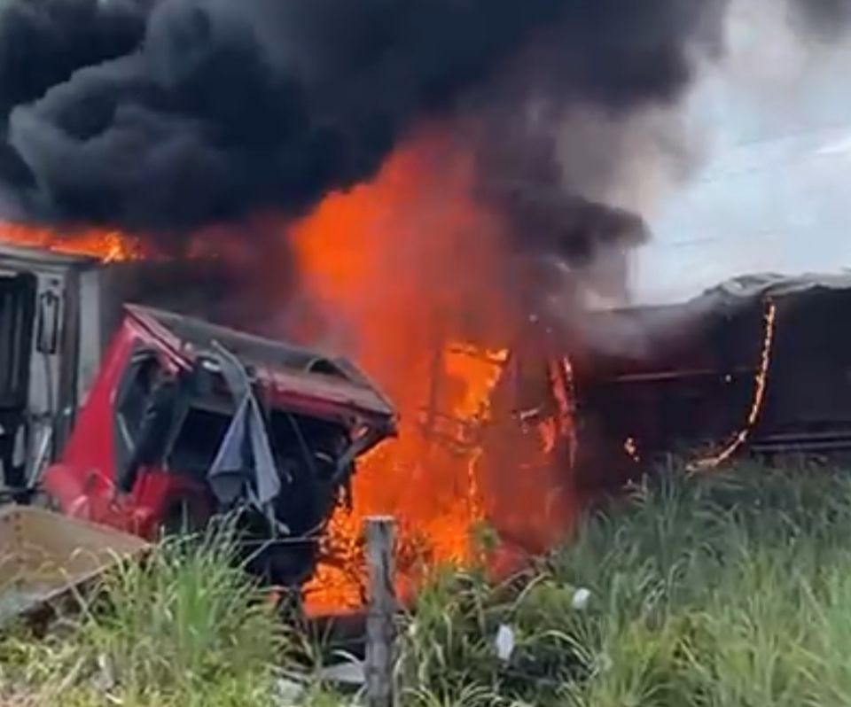 Caminhões pegam fogo após grave acidente na BR-010 em Carolina