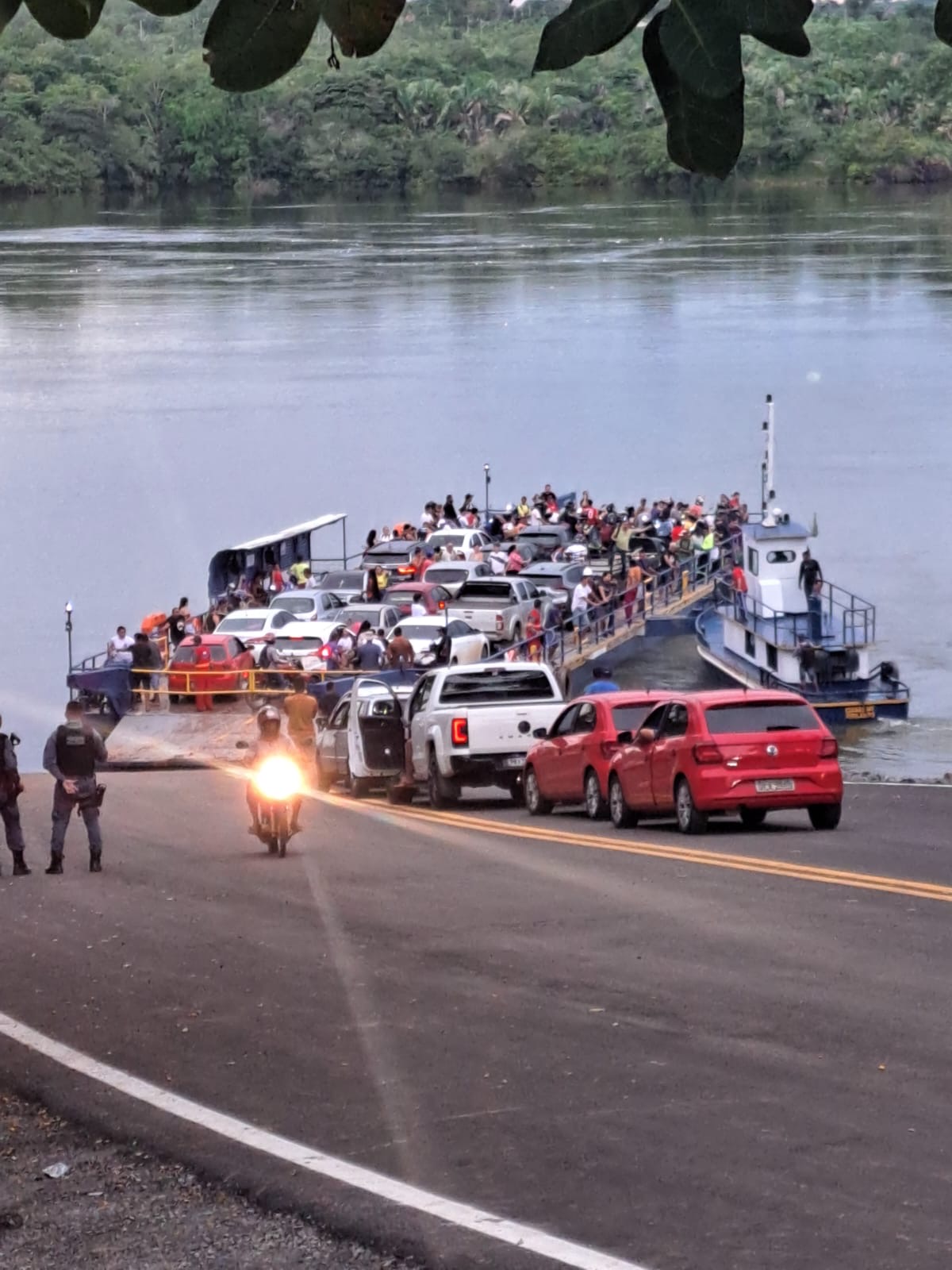 Segunda balsa para transporte de veículos e caminhões entra em operação dois meses após queda da ponte em Estreito