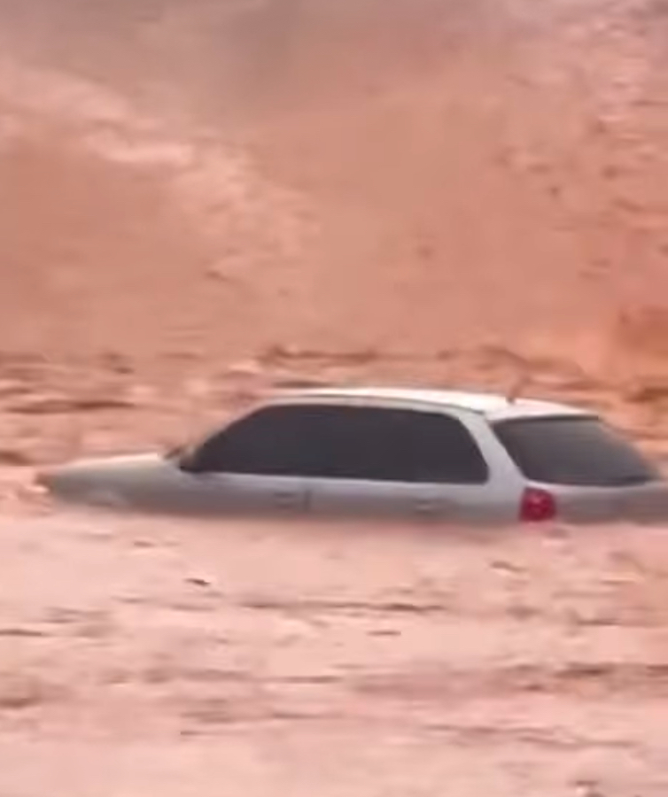 Chuva causa alagamentos em Açailândia e veículo com casal e criança fica quase submerso