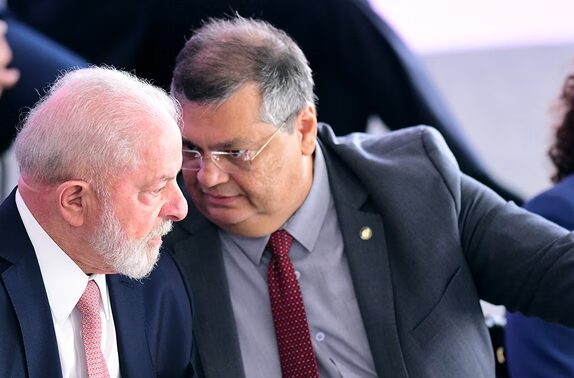 Reportagem nacional revela que Lula vai tentar pacificar “guerra” entre Dino e Brandão e nome de Camarão é citado para 2026