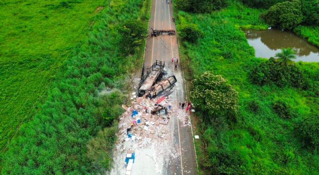 Colisão entre carreta e caçamba deixa um dos motoristas morto na BR-010 entre Estreito e Porto Franco