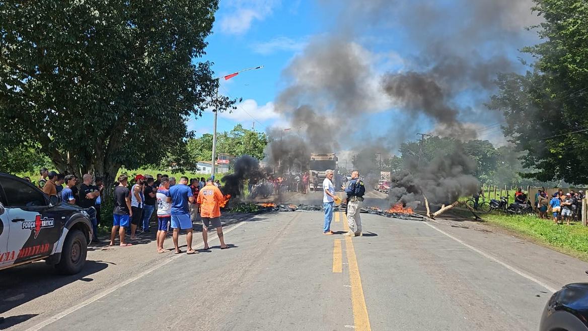 Manifestantes interditam km 69 da BR-135 no município de Santa Rita