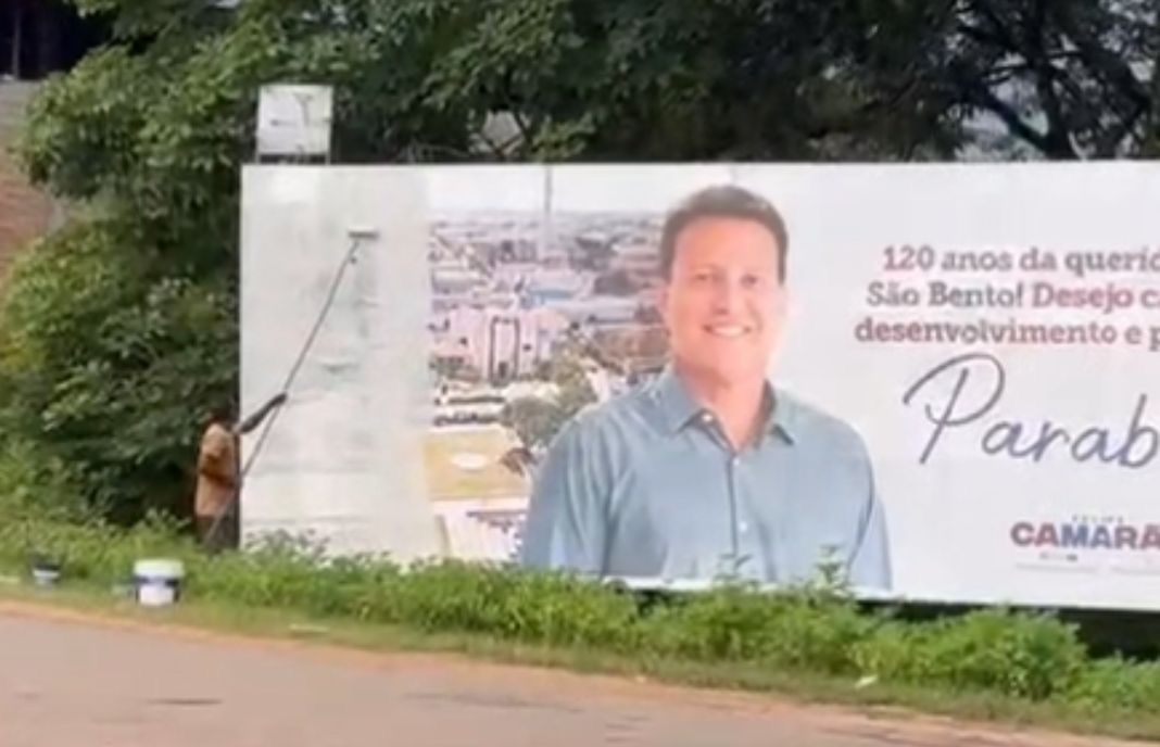 Felipe Camarão manda apagar outdoor, após ser usado a imagem de Pinheiro para parabenizar São Bento no Maranhão