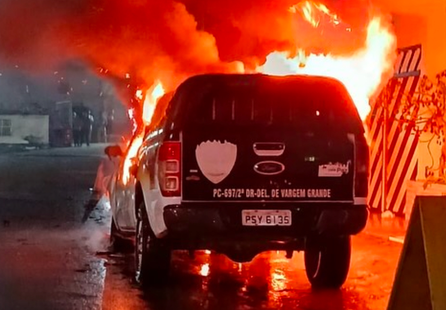 VÍDEO: Criminosos desafiam as forças de segurança do Estado do Maranhão e ateiam fogo em viatura de polícia