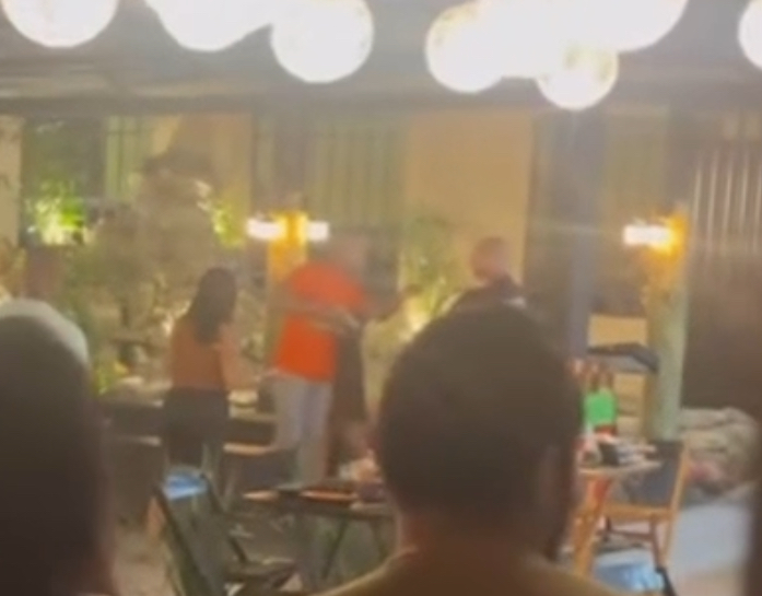 Policiais sacam armas durante discussão e deixa clientes de bar em pânico em São Luís