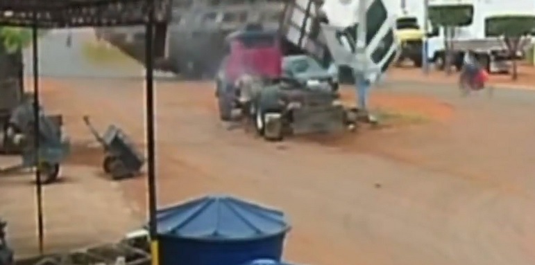 VÍDEO: motociclista morre esmagado após caminhão boiadeiro tombar na BR-222 em Buriticupu