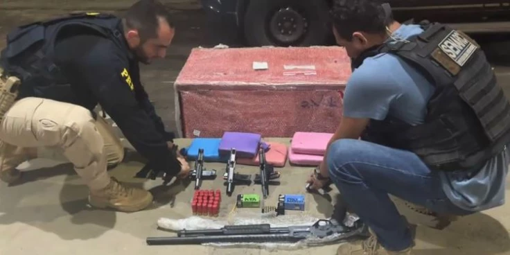 Passageiro é preso com pistolas, espingarda e droga em ônibus na BR-135 em São Luís