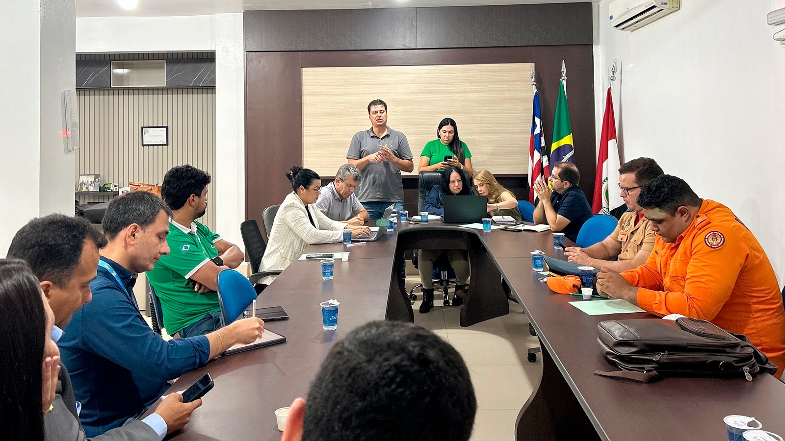 Reunião na Prefeitura de Açailândia busca organizar a grande quantidade de cabos de telefonia e internet nos postes do município