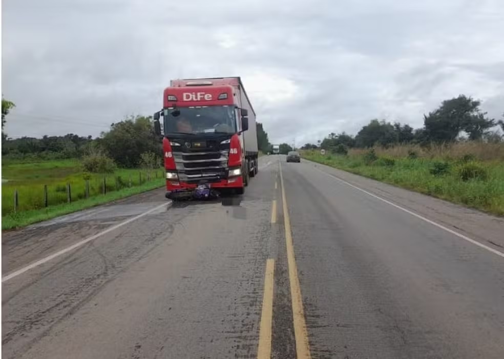 Jovem de 14 anos morre após colidir frontalmente com carreta na BR-316 em Araguanã no interior do Maranhão.