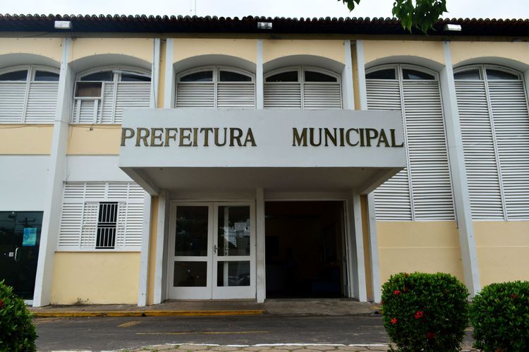 Justiça determina que “servidores fantasmas” na gestão do ex-prefeito Assis Ramos devolvam mais de R$ 1 milhão