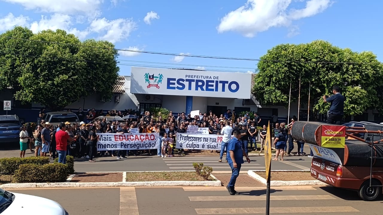 Em greve, servidores da educação realizam caminhada e protesto na porta da Prefeitura de Estreito reivindicando direitos