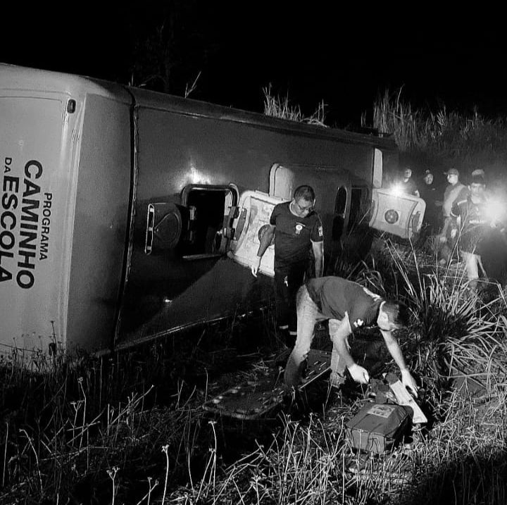 Ônibus escolar usado para transportar jogadores da Seleção de Futebol de Estreito capota na BR-010 após jogo em Imperatriz