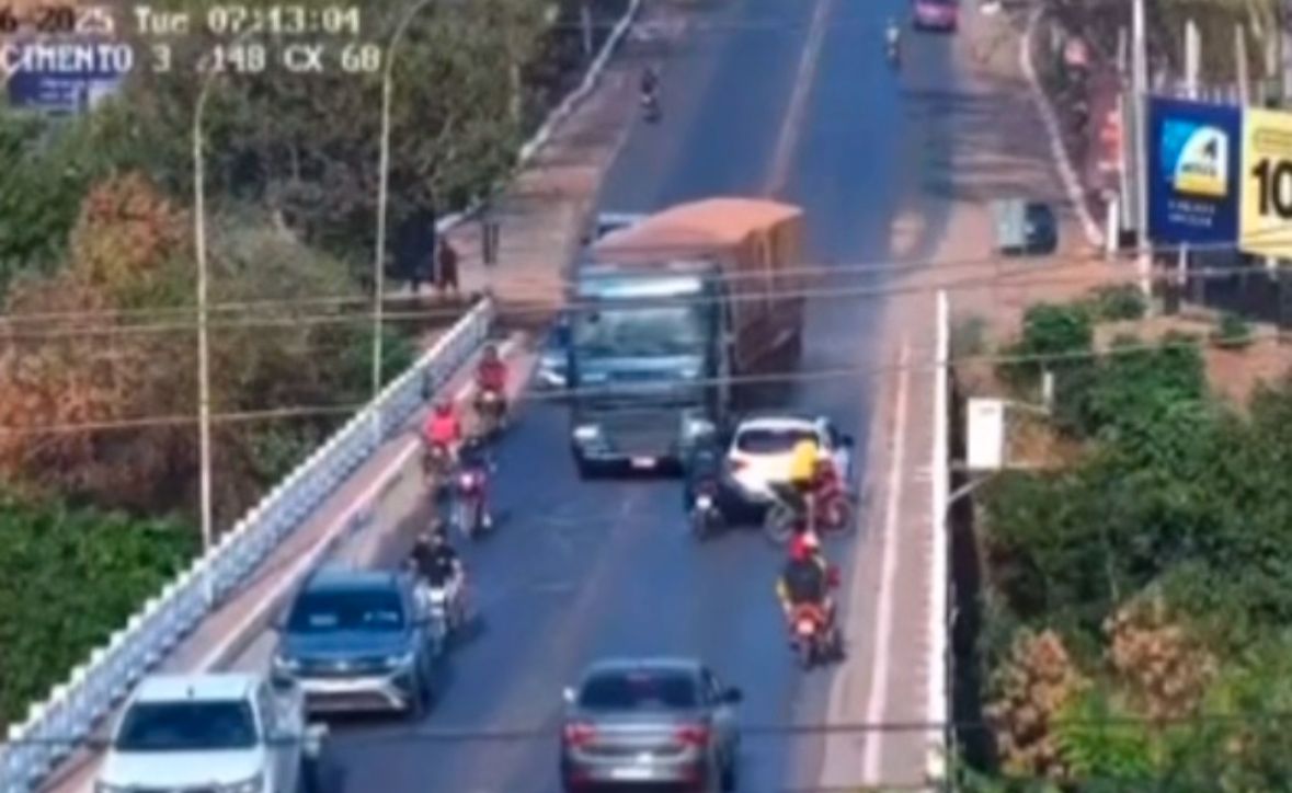 Caminhão perde freio em ladeira da BR-226 em Grajaú e por pouco não causa tragédia na ponte