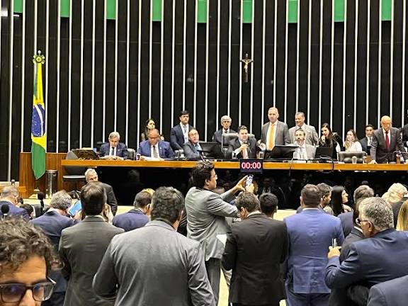 Maioria dos deputados federais do Maranhão votam a favor da “pec da blindagem”: veja quem disse sim e quem falou não