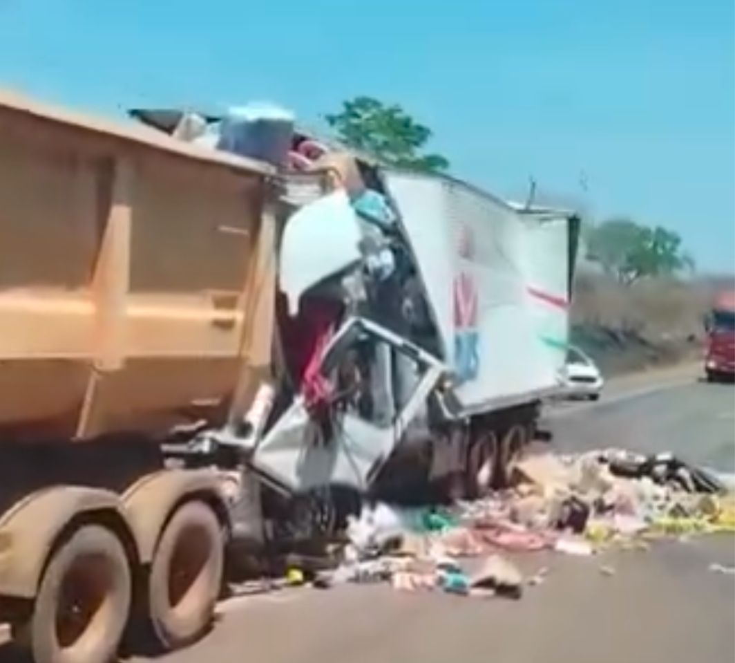 Grave acidente na BR-230 deixa motorista morto após colisão entre carreta e caminhão do Supermercado Mateus