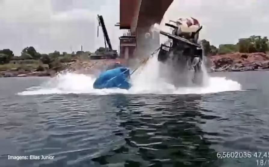 Carreta que transportava ácido sulfúrico é retirada do fundo do Rio Tocantins, após queda da ponte JK em Estreito