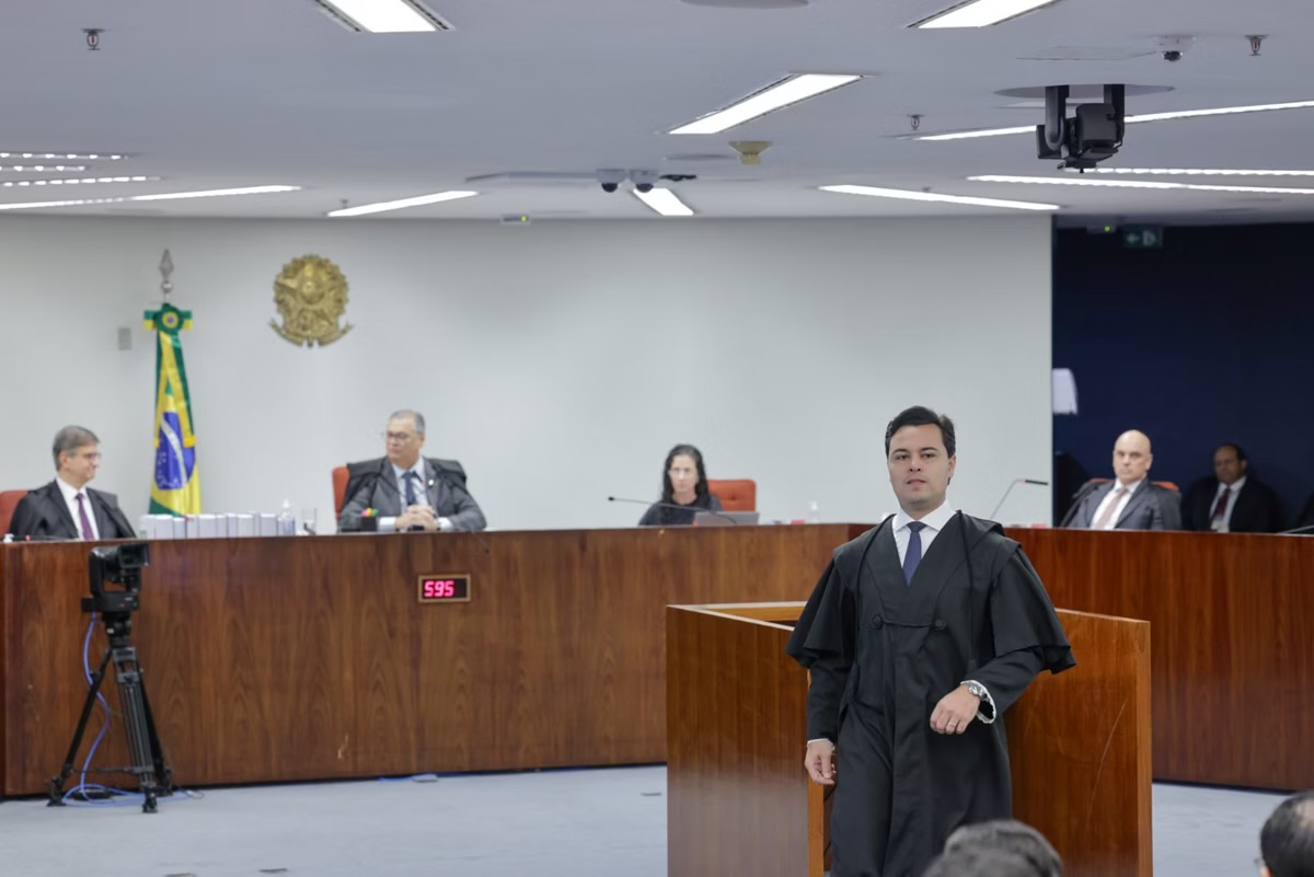 VÍDEO: Ministro Flávio Dino manda polícia retirar advogado da tribuna do STF