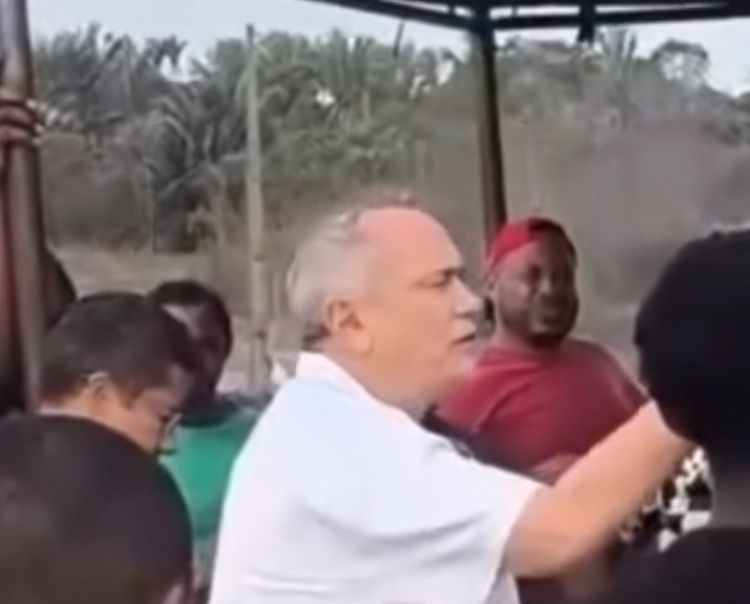 Prefeito do Maranhão toma celular da mão de morador que realizava manifestação no município