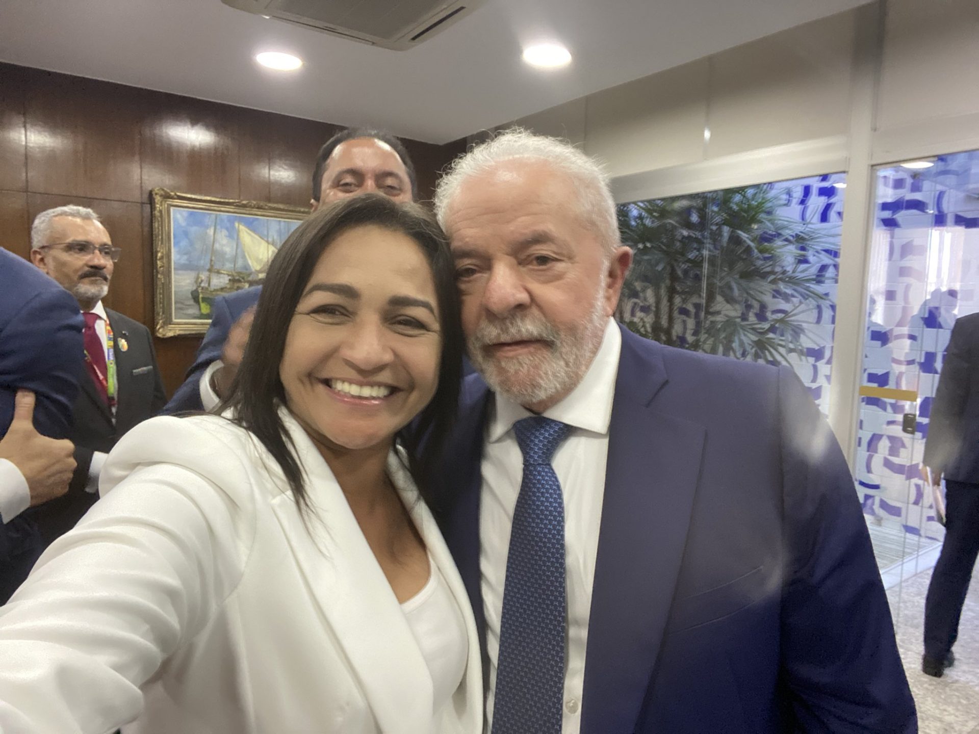 Folha de S. Paulo destaca o nome de Eliziane Gama como a senadora de Lula no Maranhão