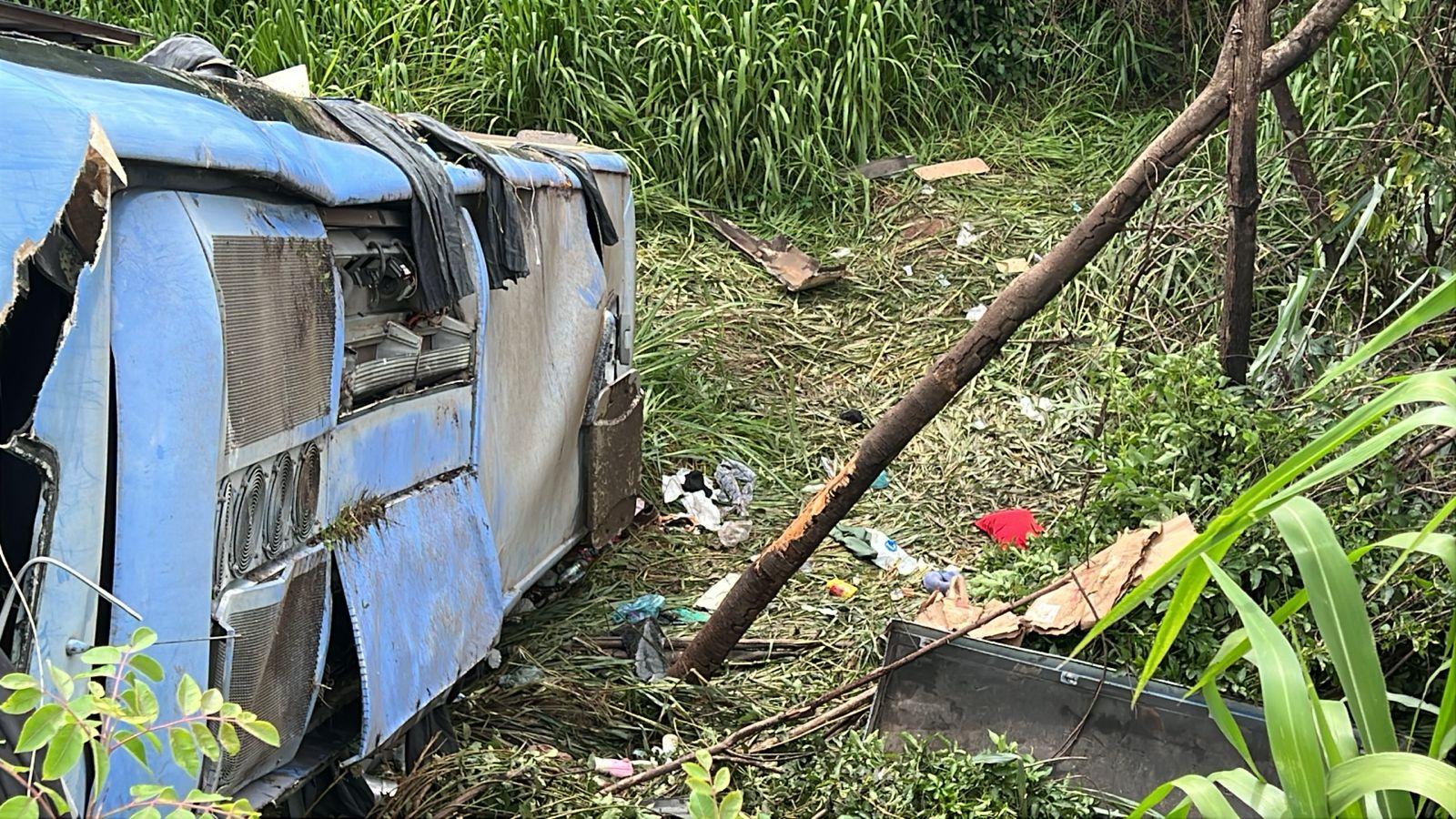 Ônibus que saiu do Maranhão tomba no Tocantins e deixa uma pessoa morta e feridos