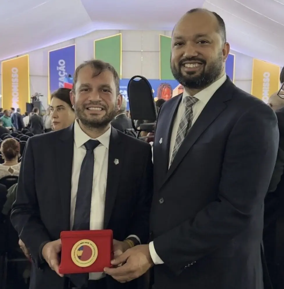 Prefeito Fernando Pessoa ao lado do secretário Carlos Júnior recebe Selo Ouro do MEC e reforça compromisso com a educação