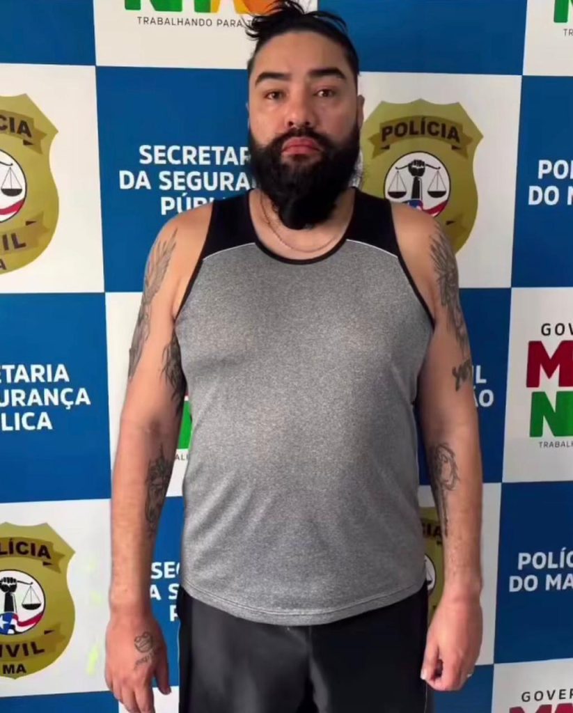 Com “xuxinha” no cabelo e piercing no nariz, pastor é preso por estupro no Maranhão quando estava no quarto com outro homem
