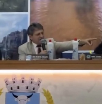 Presidente da Câmara de Carolina manda tomar microfone de vereadores da base do prefeito