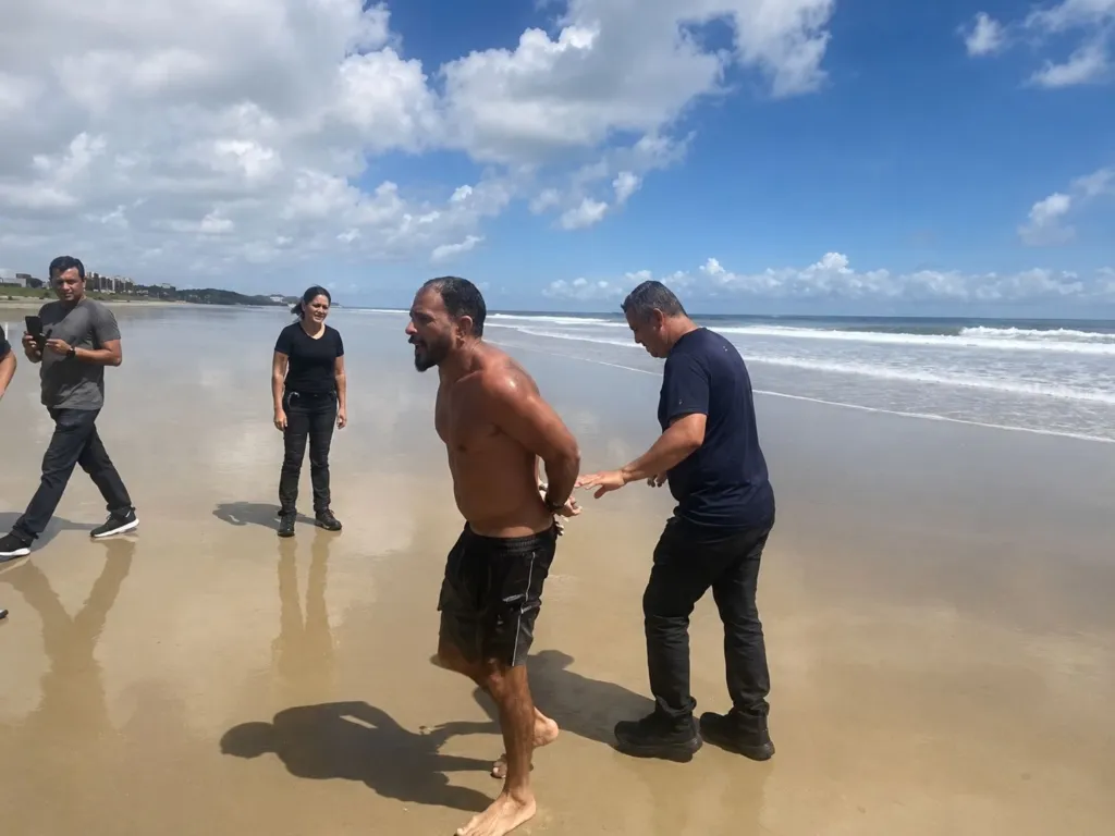Suspeito de tráfico é preso enquanto surfava em praia de São Luís