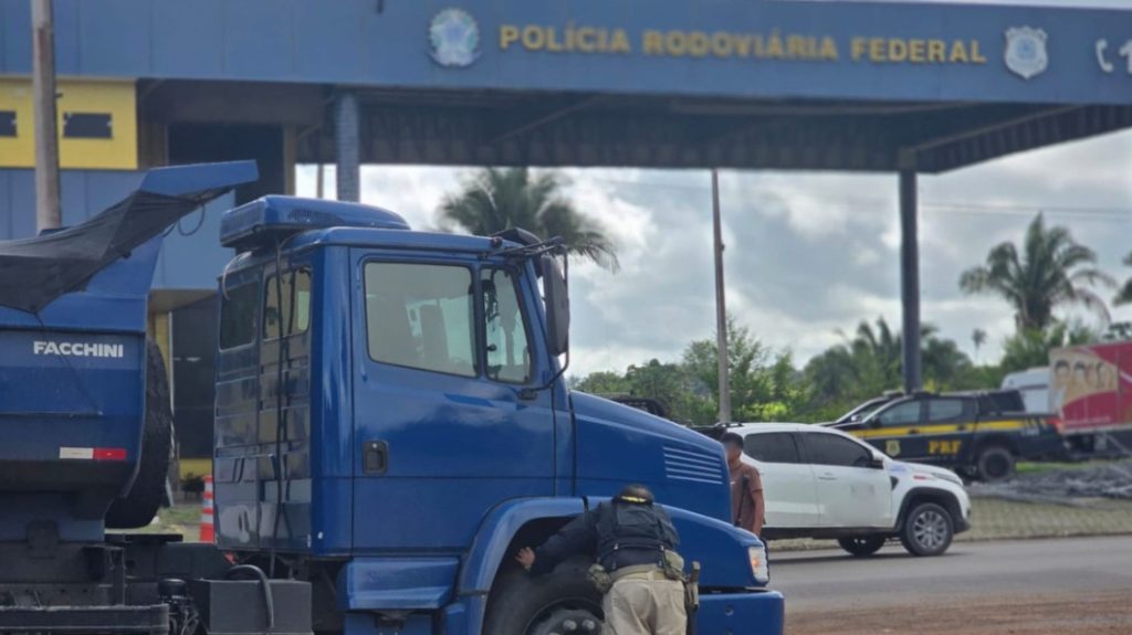 PRF recupera caminhão furtado e prende condutor por receptação no Maranhão