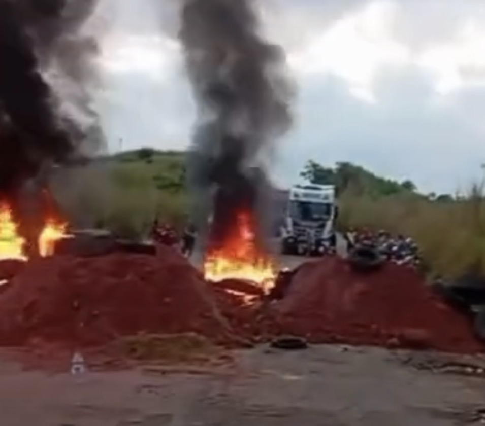 Protesto bloqueia BR-222 entre Santa Luzia e Buriticupu; moradores cobram ação do DNIT