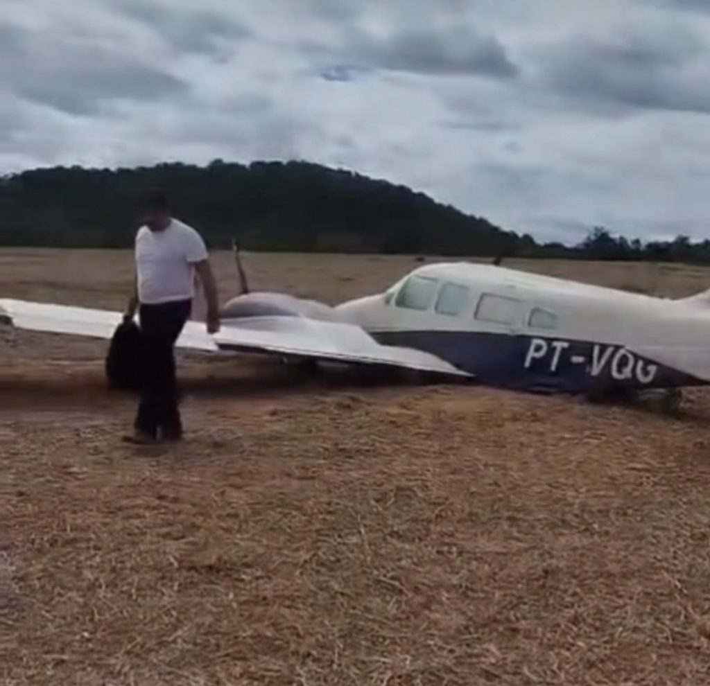VÍDEO: Avião com deputado faz pouso de emergência em fazenda no interior do Maranhão