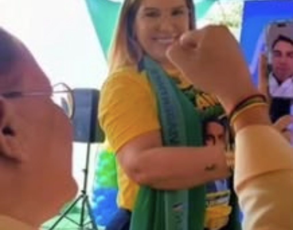 VÍDEO: Porta-voz de Flávio Bolsonaro no Maranhão, vereadora Flávia Berthier faz chamada de vídeo com candidato da direita durante convenção de Roberto Rocha