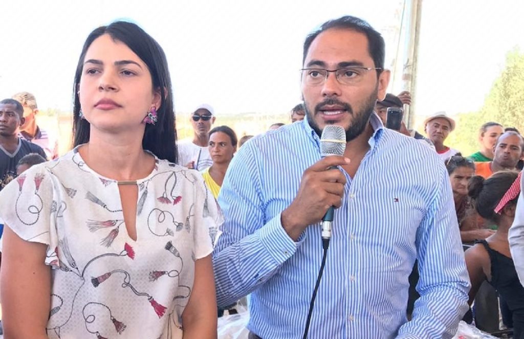 Justiça afasta Assis Ramos do cargo de delegado e Janaína de mandato de deputada e determina bloqueio milionário