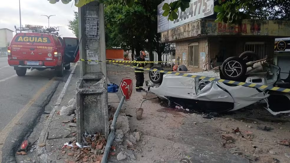 Carro com seis jovens bate em postes e capota no Angelim em São Luís