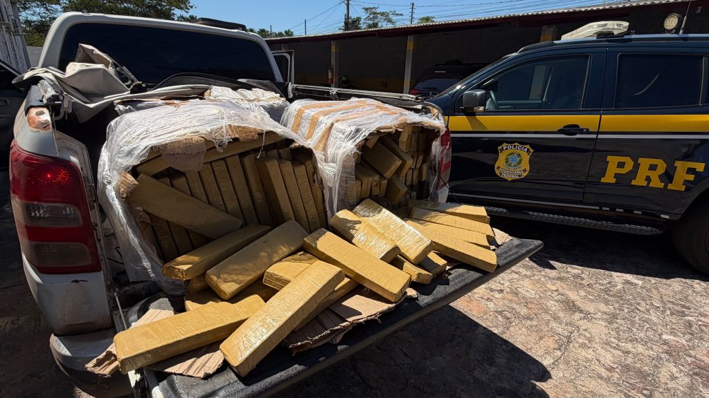 PRF apreende 355 kg de maconha após perseguição na BR-135 em Peritoró, no Maranhão