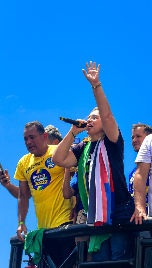 Flávia Berthier foi a única candidata a deputada federal a discursar durante motocarreata de Flávio Bolsonaro em São Luís do Maranhão
