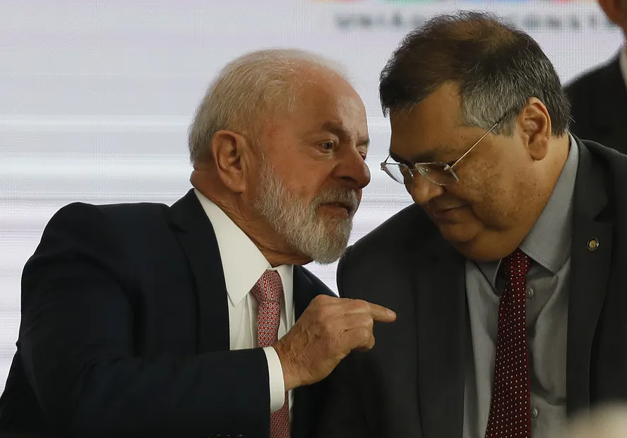 Flávio Bolsonaro pede ao STF afastamento de Dino de processos envolvendo ele, Lula e eleição