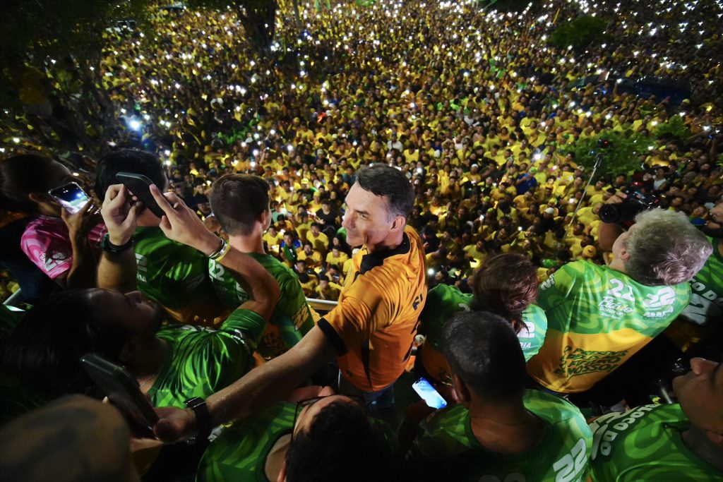 Ministro Flávio Dino manda PF investigar recursos usados na campanha de Flávio Bolsonaro