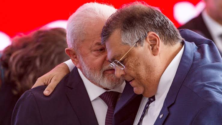 Aliados de Flávio Dino defendem saída do STF para disputar sucessão de Lula em 2030
